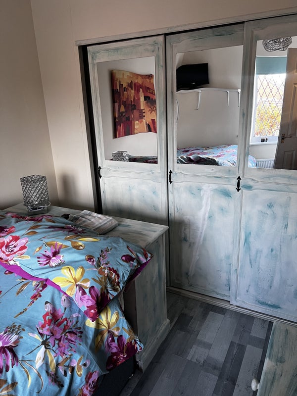 Photo 1: 3 door wardrobe