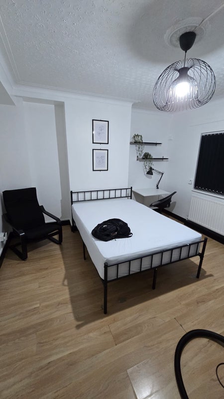 Photo 1: Current situation and bed+furniture