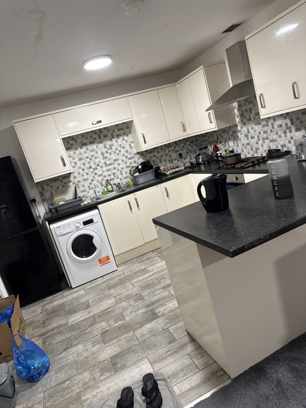 Photo 1: Kitchen 