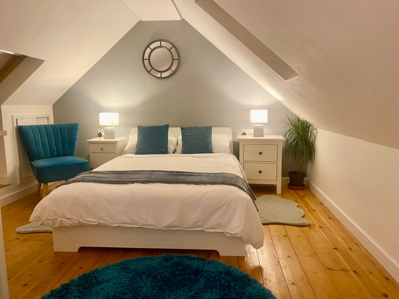 Photo 1: Main attic room £840 pm incl bills n wifi