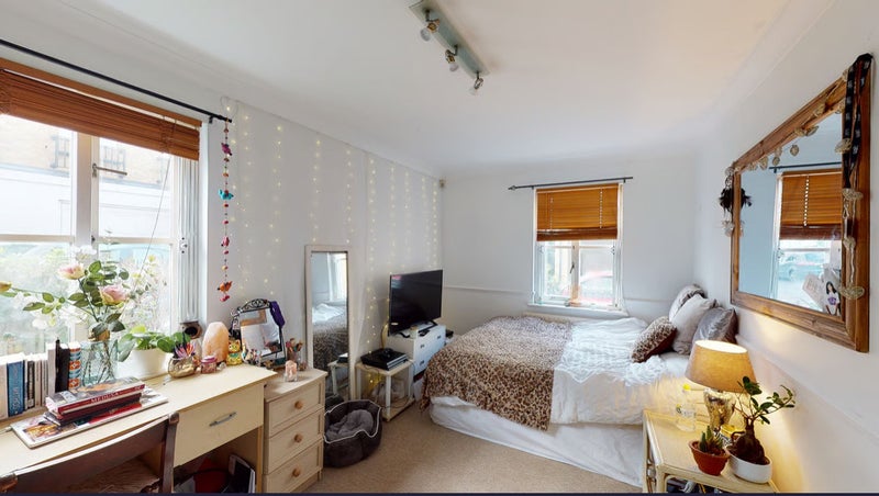 Photo 1: bedroom