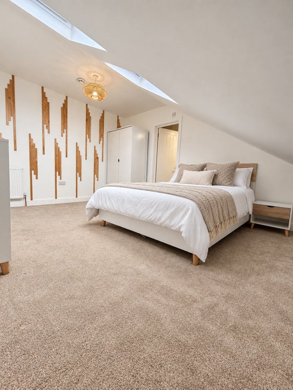 Photo 1: Bedroom