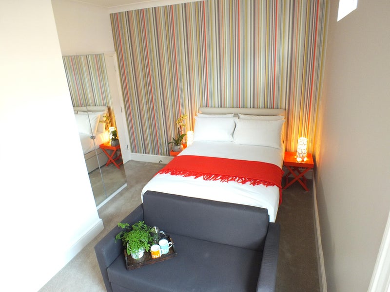 Photo 1: Room 1 (available 30/11)