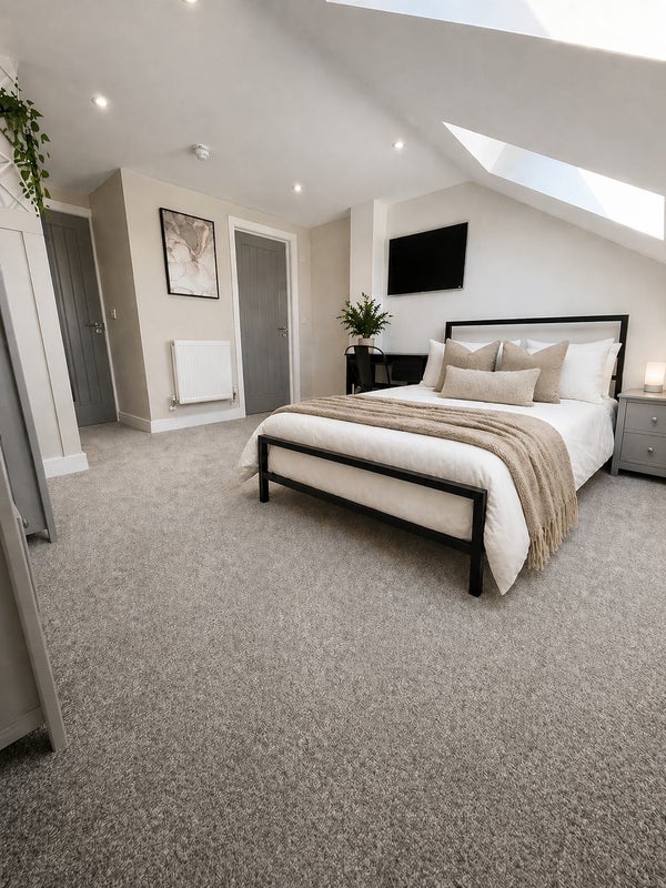 Photo 1: Bedroom