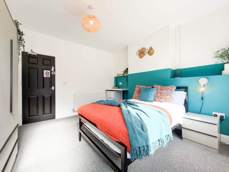 Photo 1: Room 1 - AVAILABLE