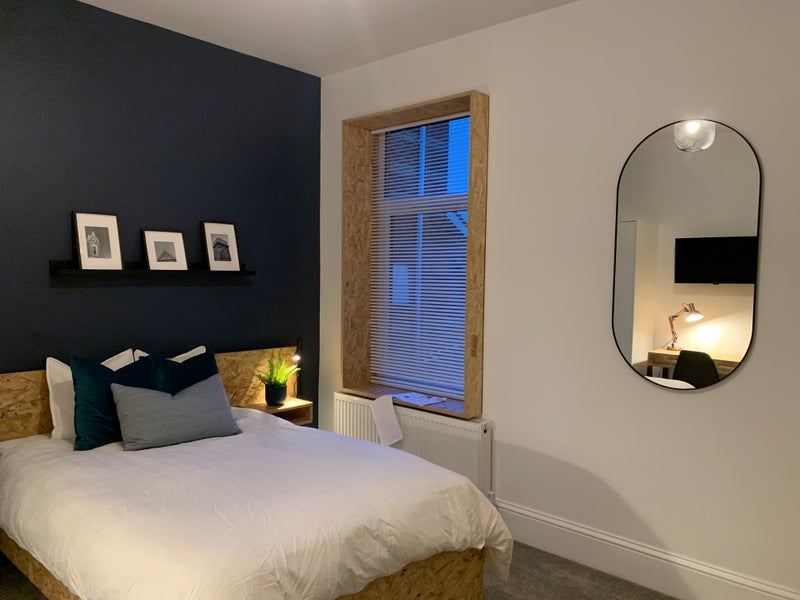 Photo 1: Spacious bedroom