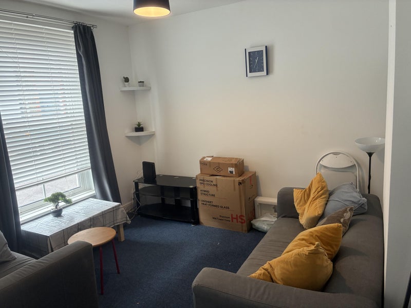 Photo 1: Lounge
