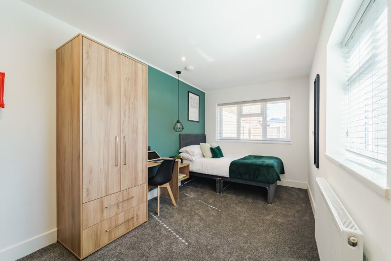 Photo 1: Room 4