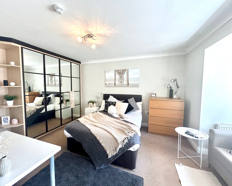 Photo 1: Room 3: Modern and stylish double room with en-suite bathroom