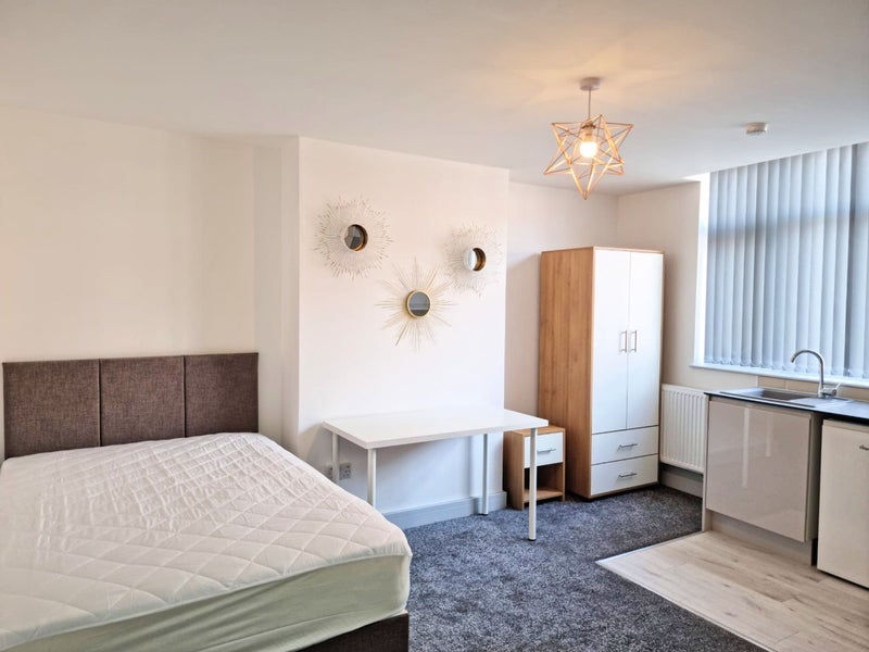 Photo 1: Studio 1 En Suite
