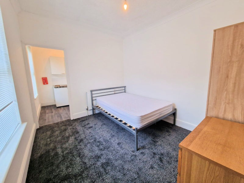 Photo 1: Studio 6 En Suite