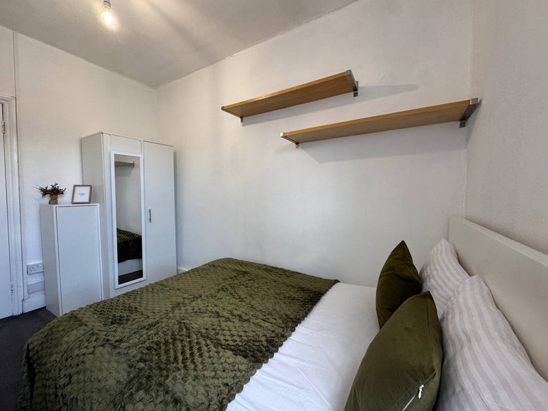 Photo 1: Bedroom