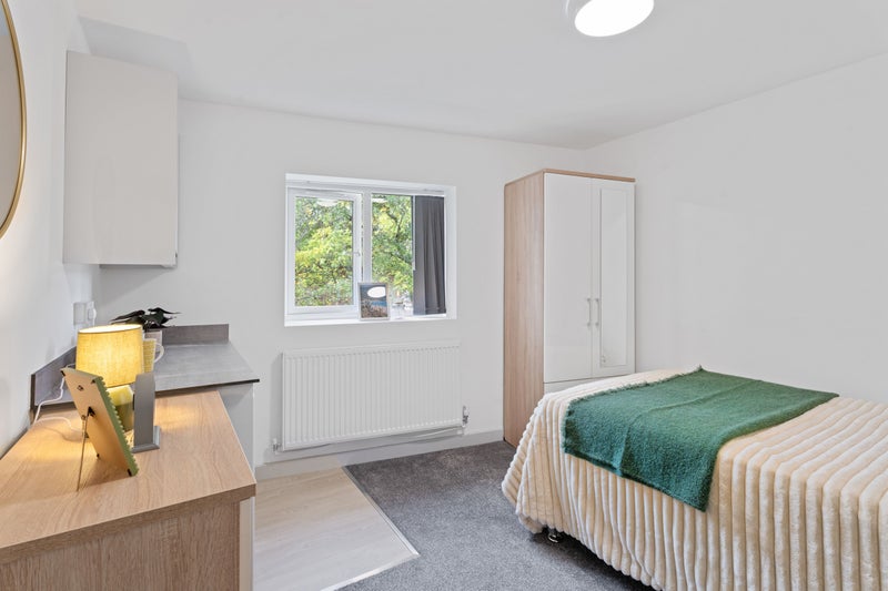 Photo 1: Room 12 En Suite