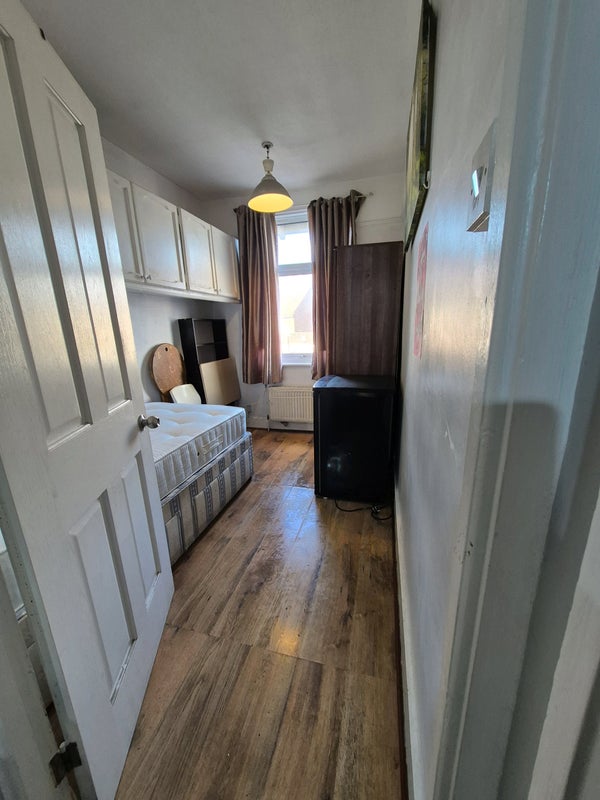 Photo 1: Single room