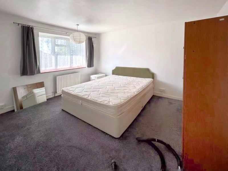 Photo 1: Bedroom