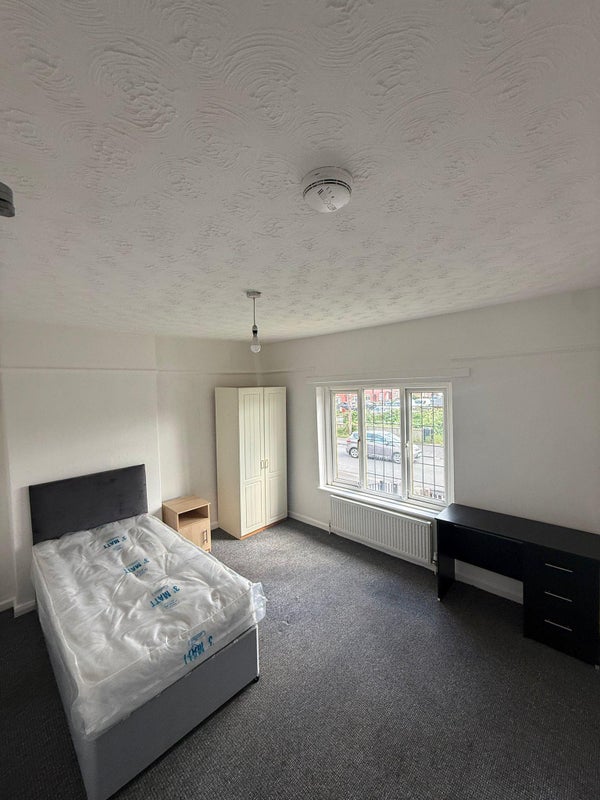 Photo 1: Room 1