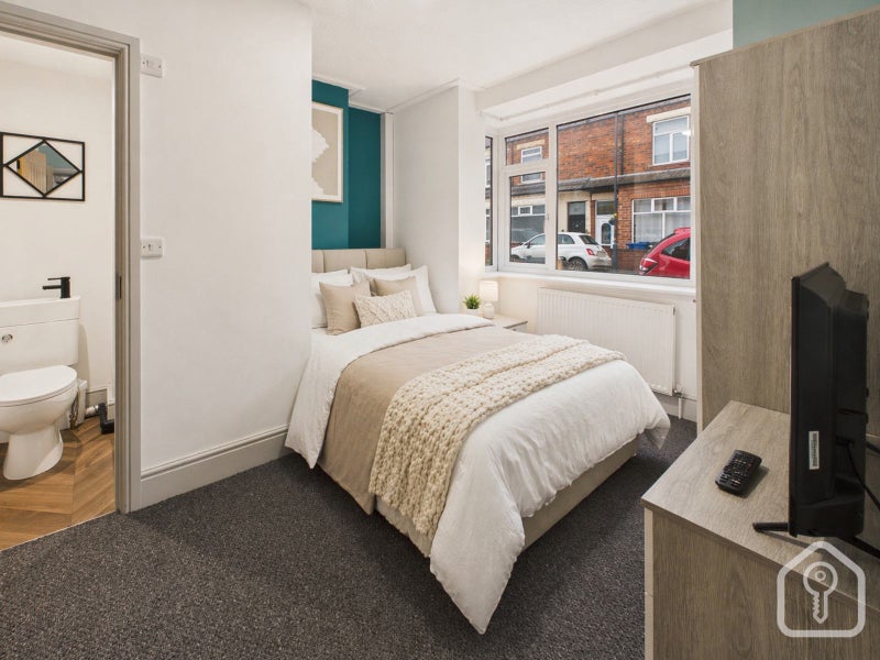 Photo 1: Room 1 - ensuite