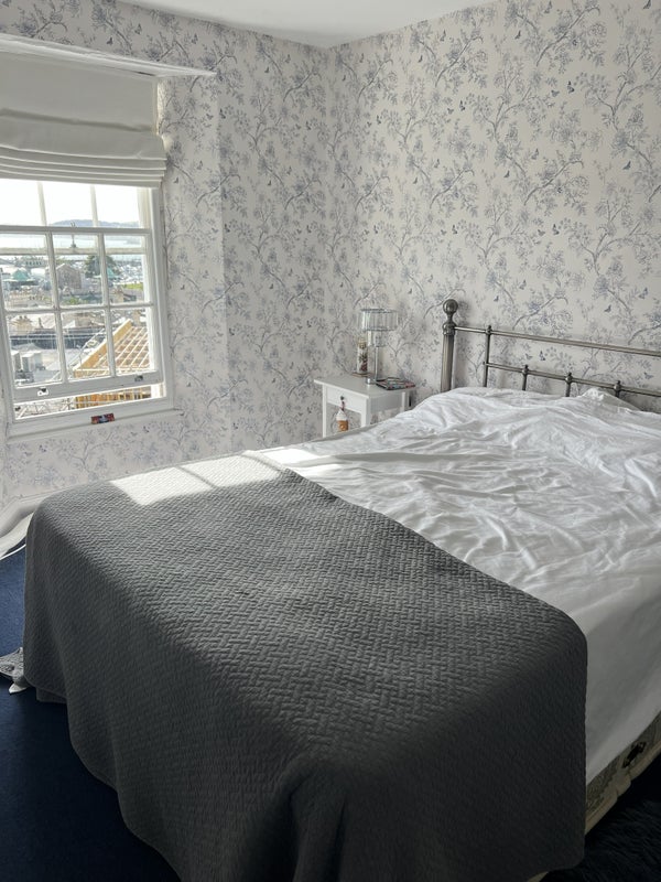 Photo 1: Bedroom