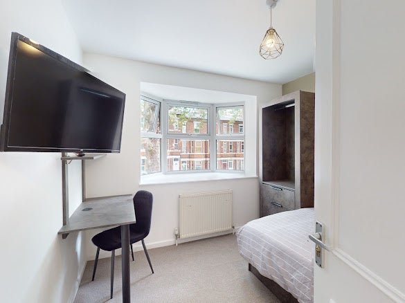 Photo 1: Double bedroom