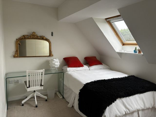 Photo 1: Bedroom