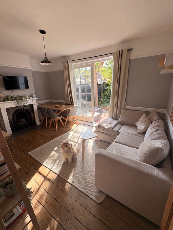 Photo 1: Living room 