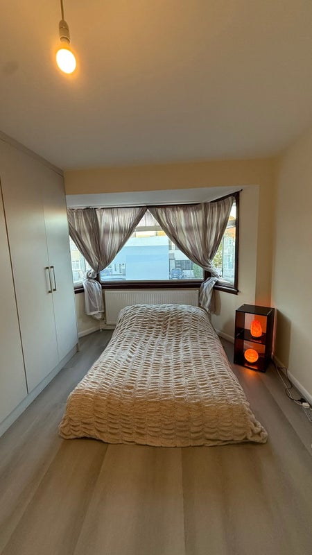 Photo 1: Double bedroom