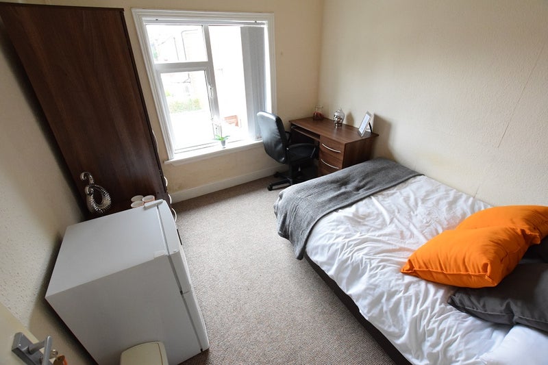 Photo 1: Double bedroom
