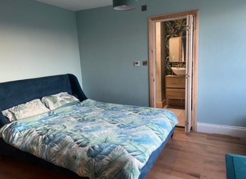Photo 1: Room 2