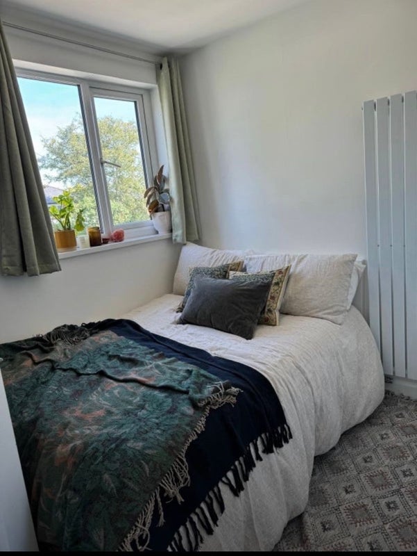 Photo 1: Bedroom