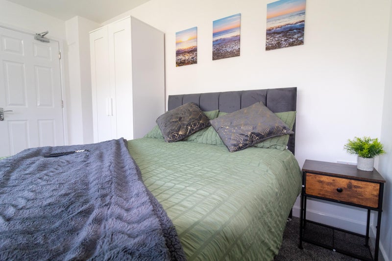 Photo 1: Room 5