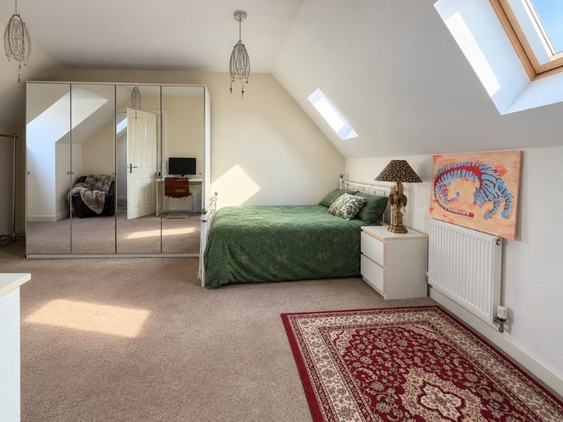 Photo 1: Bedroom 5 - Ensuite