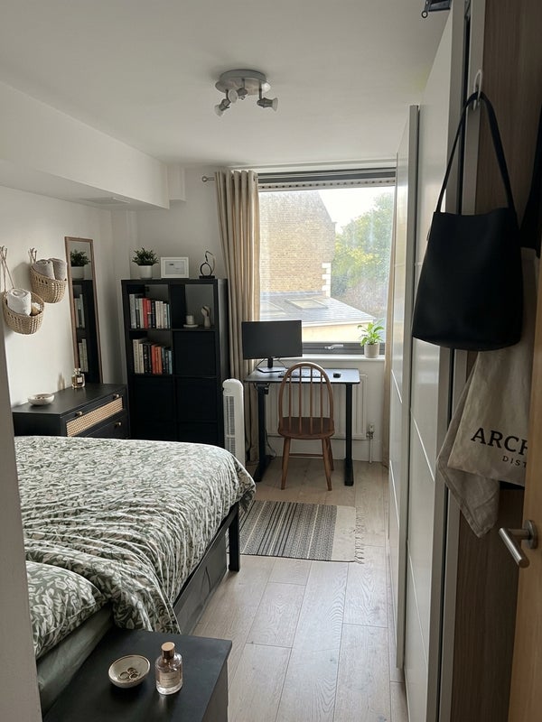 Photo 1: Bedroom