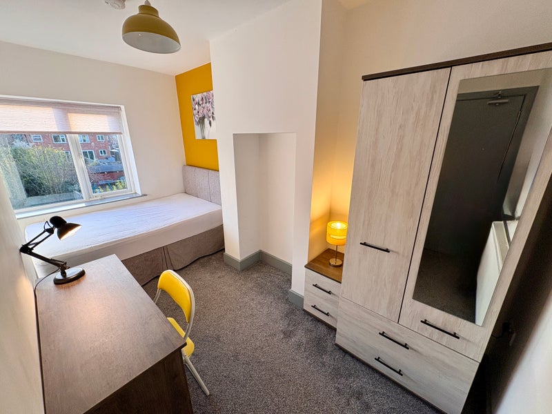 Photo 1: ROOM 3 *Available 18/11/2026*