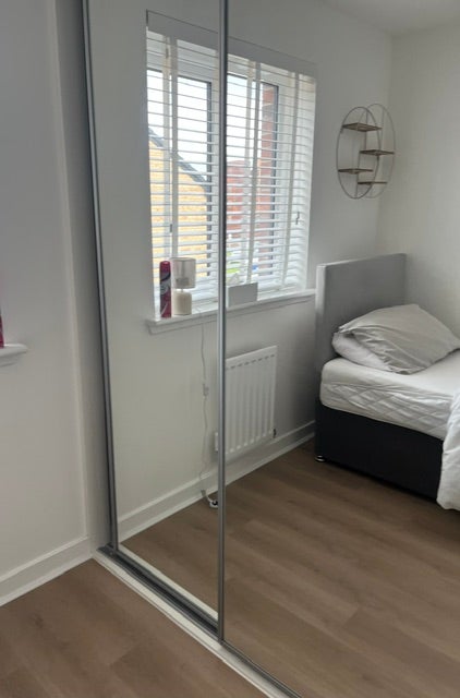 Photo 1: Bedroom with mirror wardrobe