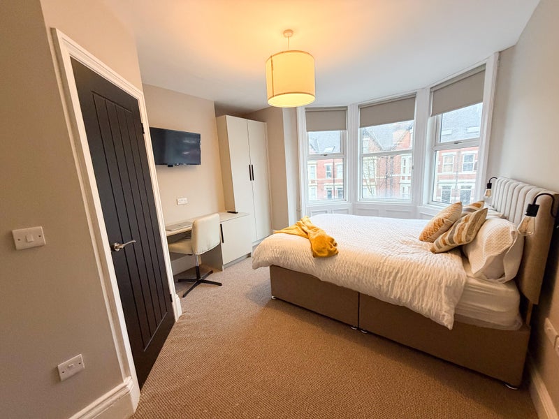 Photo 1: Room 5