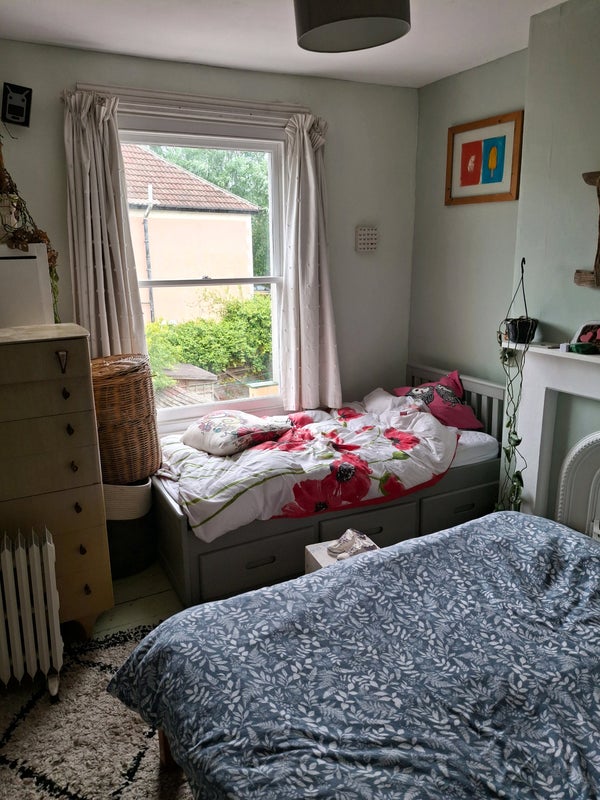 Photo 1: Bedroom