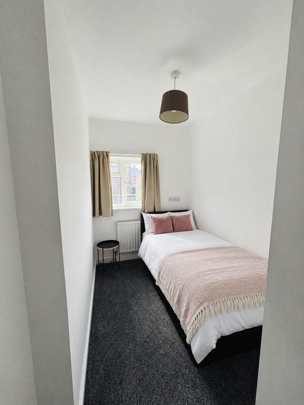 Photo 1: Room 5