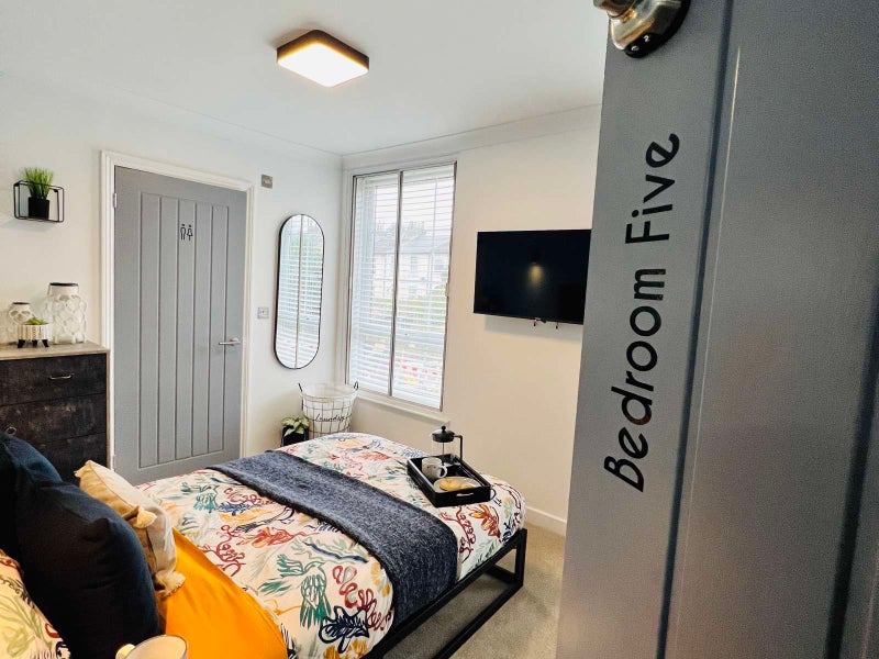 Photo 1: Bedroom5