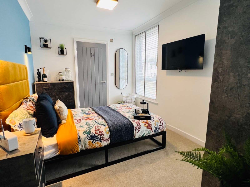 Photo 1: Bedroom5