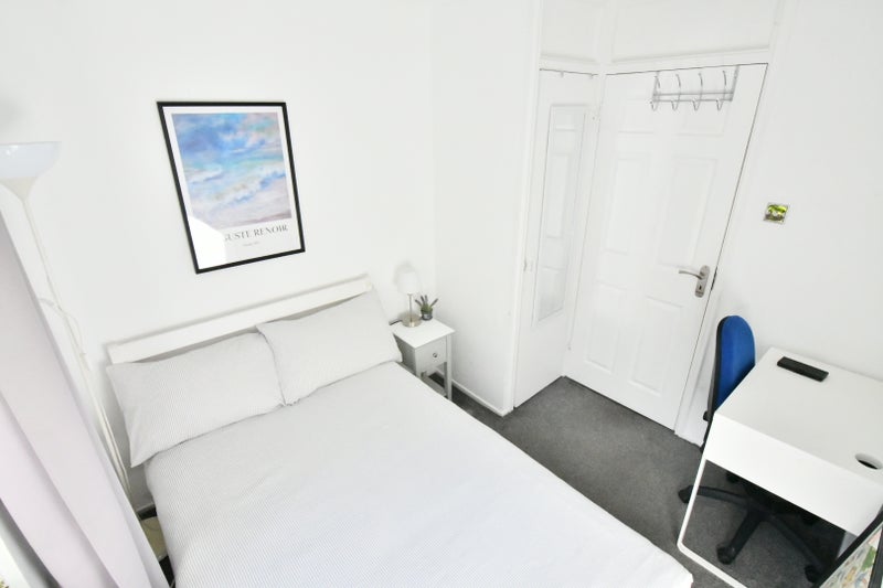 Photo 1: Double bedroom 