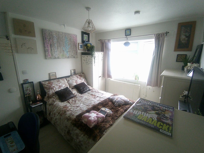 Photo 1: Spacious, light and airy fully furnished double bedroom with ...