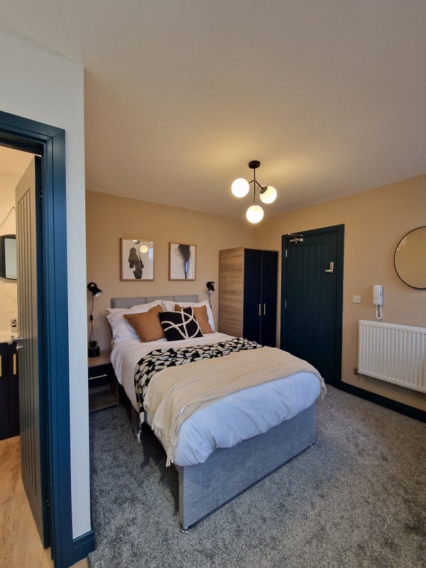 Photo 1: Room 5