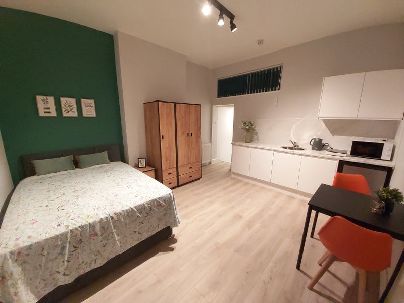 Photo 1: Room 2, En-suite room