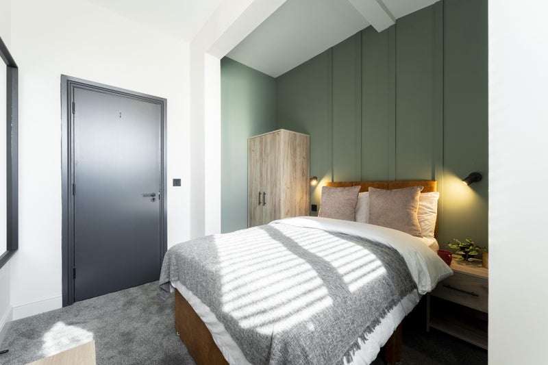 Photo 1: Room 9 - Ensuite
