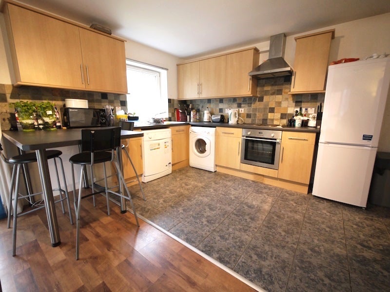 Photo 1: Kitchen Diner
