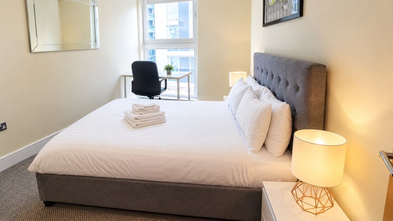 Photo 1: Bedroom