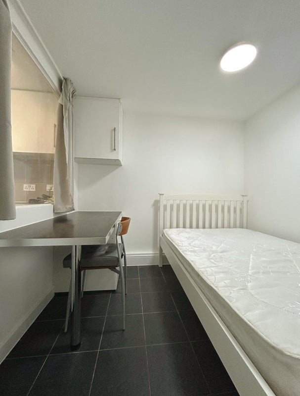 Photo 1: bedroom