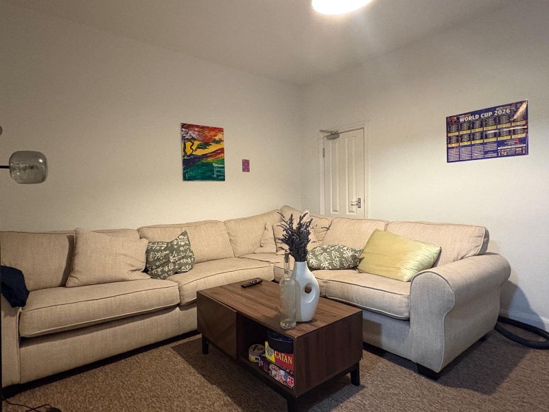 Photo 1: Lounge