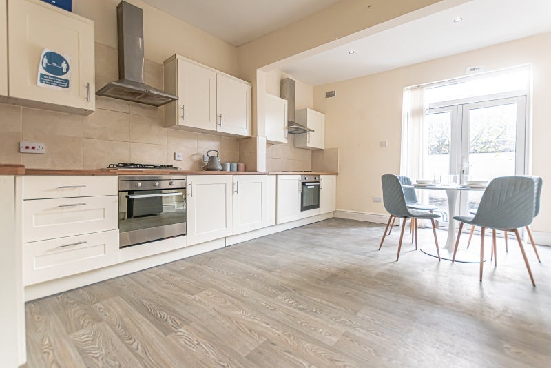 Photo 1: Kitchen 