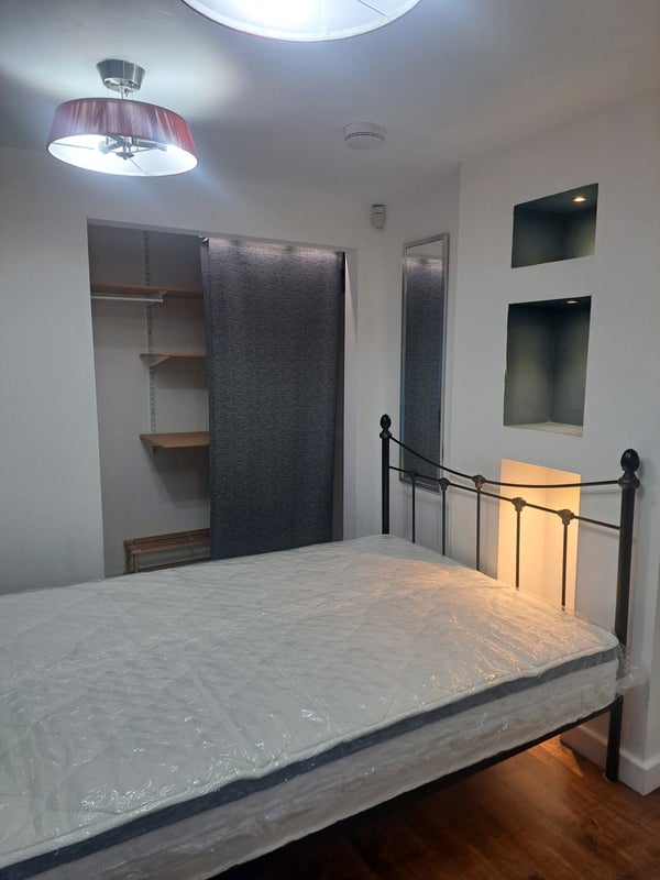 Photo 1: Double ensuite self contained on GF room. Brand new mattress , desk and chair.